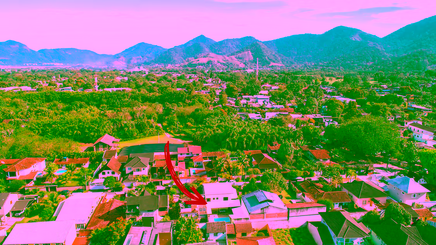 Vista aérea da casa inserida no verde de Vargem Grande