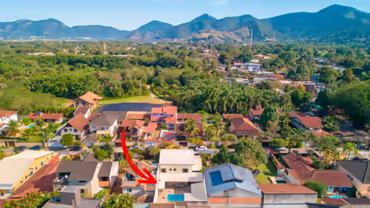 Vista aérea da casa e das montanhas