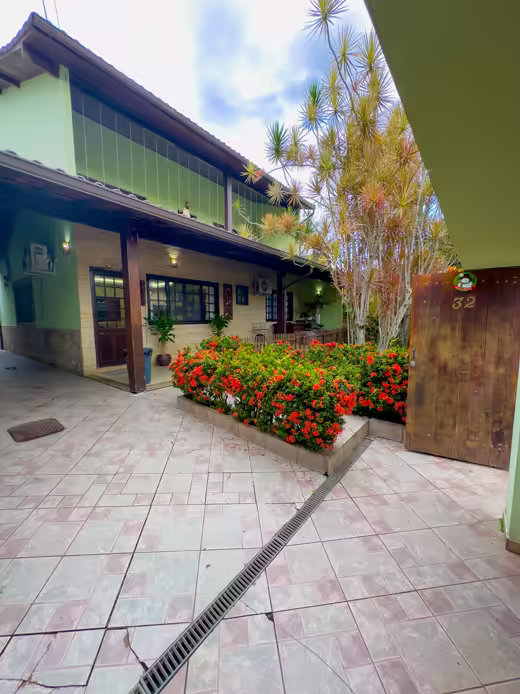 Entrada da casa pelo jardim