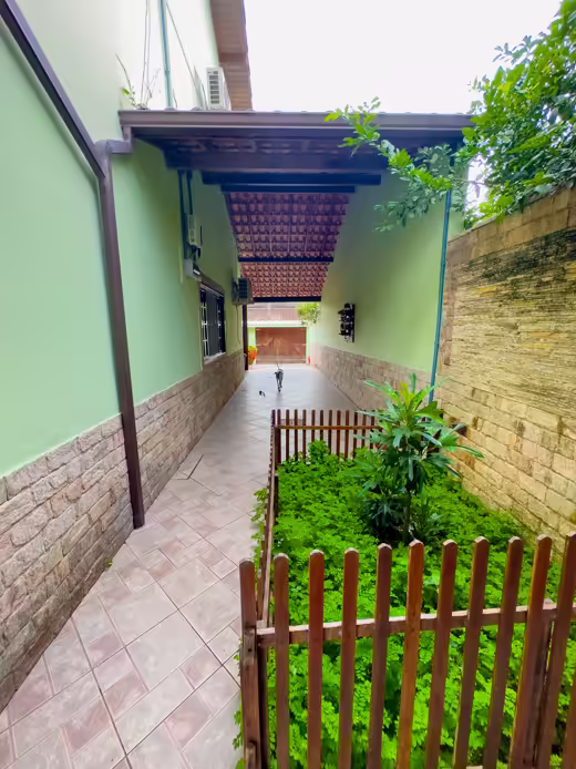 Acesso lateral com jardim