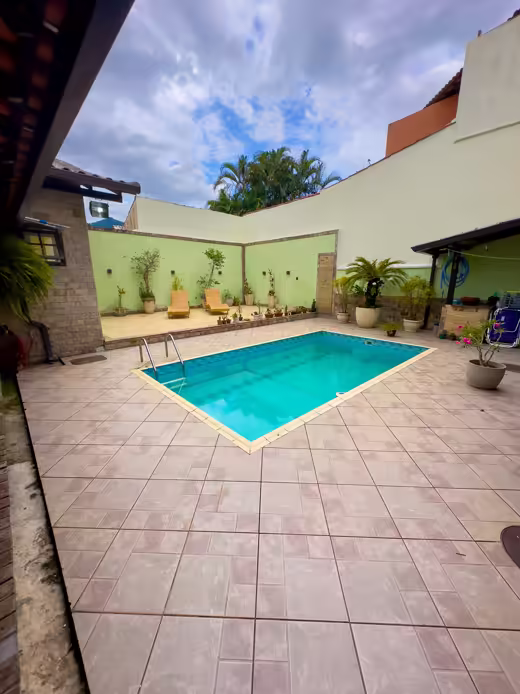 Piscina cercada por verde e luz natural
