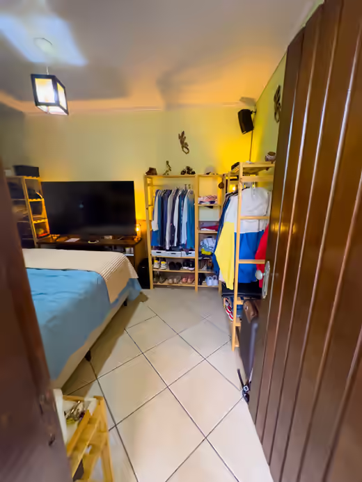 Suíte 4: quarto visto a partir da porta