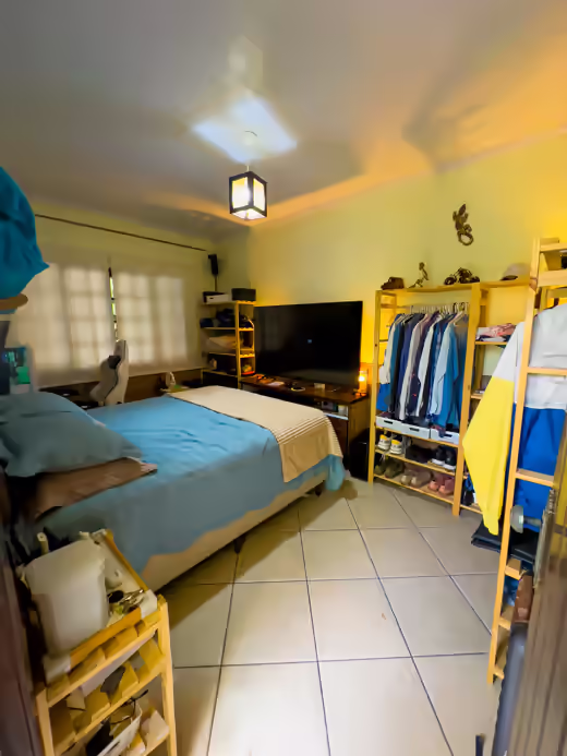 Suíte 4: quarto com cama, televisão e armários