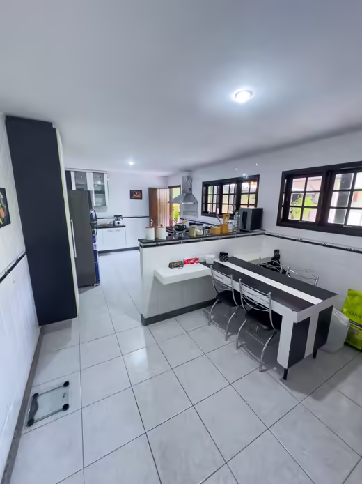 Cozinha ampla com bancada e mesa