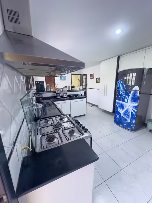 Cozinha com fogão e bancada de trabalho