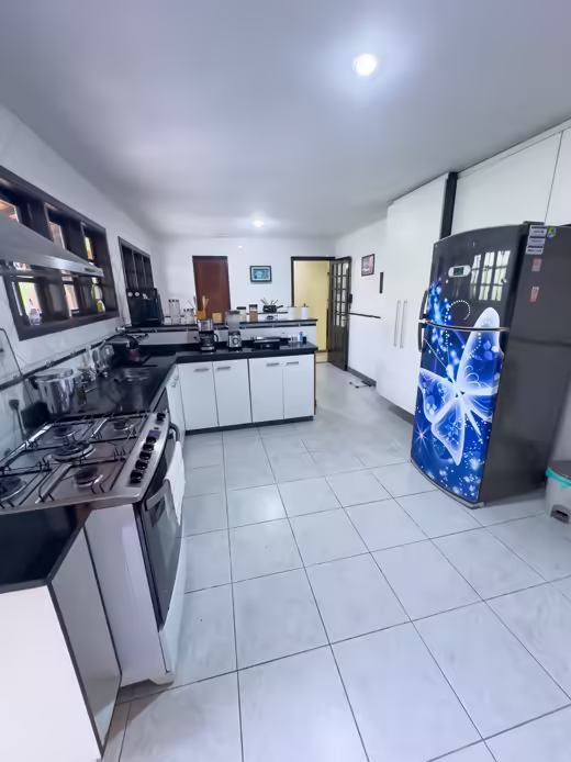Cozinha vista em direção à bancada