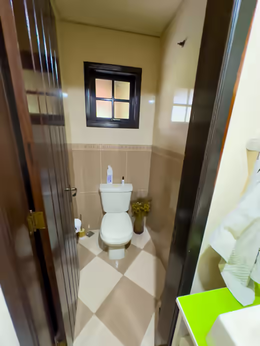 Banheiro social junto à sala, com janela e acabamento claro