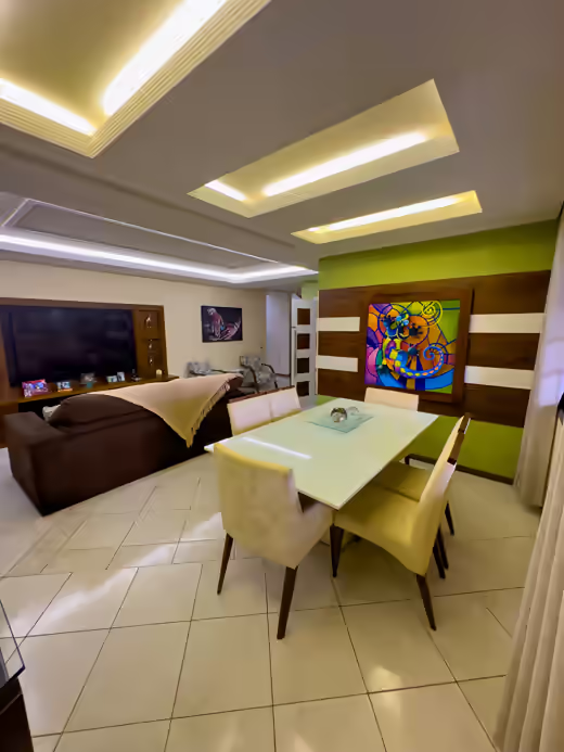 Sala de jantar e estar com iluminação indireta
