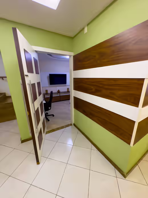 Suíte 2: circulação de acesso entre a sala e os quartos