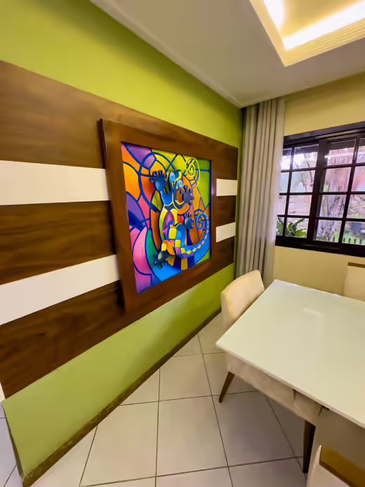Detalhe da sala de jantar com janela para o verde