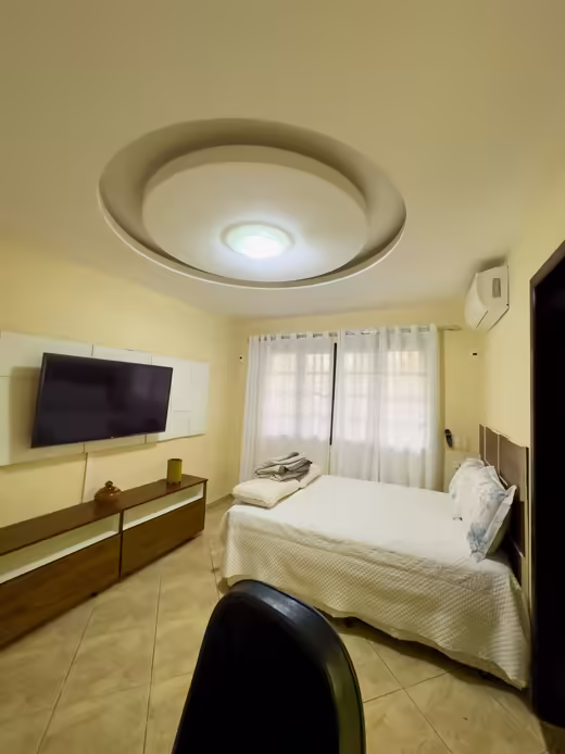 Suíte 2: quarto com janela e ar-condicionado