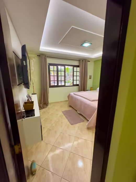 Suíte 1: quarto principal visto a partir da porta