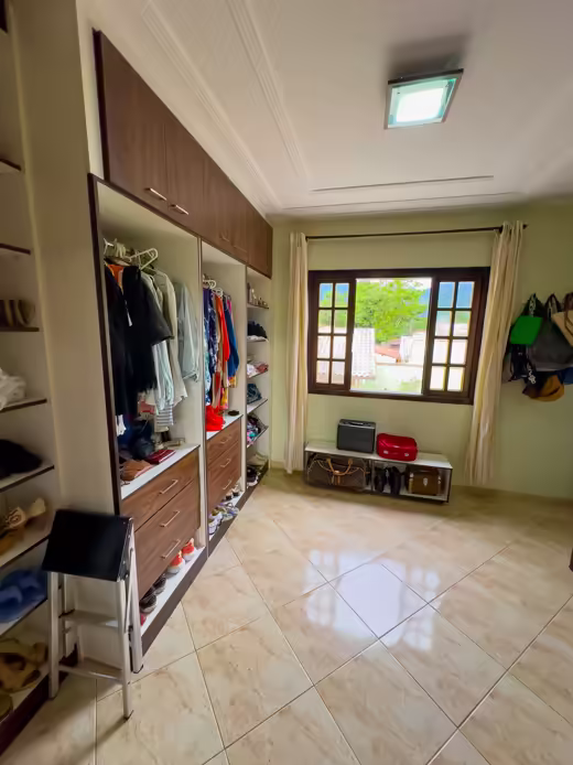 Suíte 1: closet com armários planejados