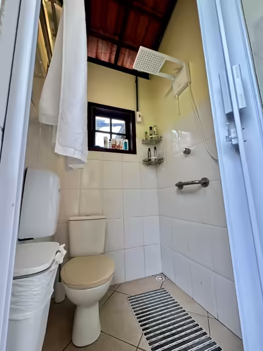 Suíte 4: banheiro com chuveiro e revestimento claro